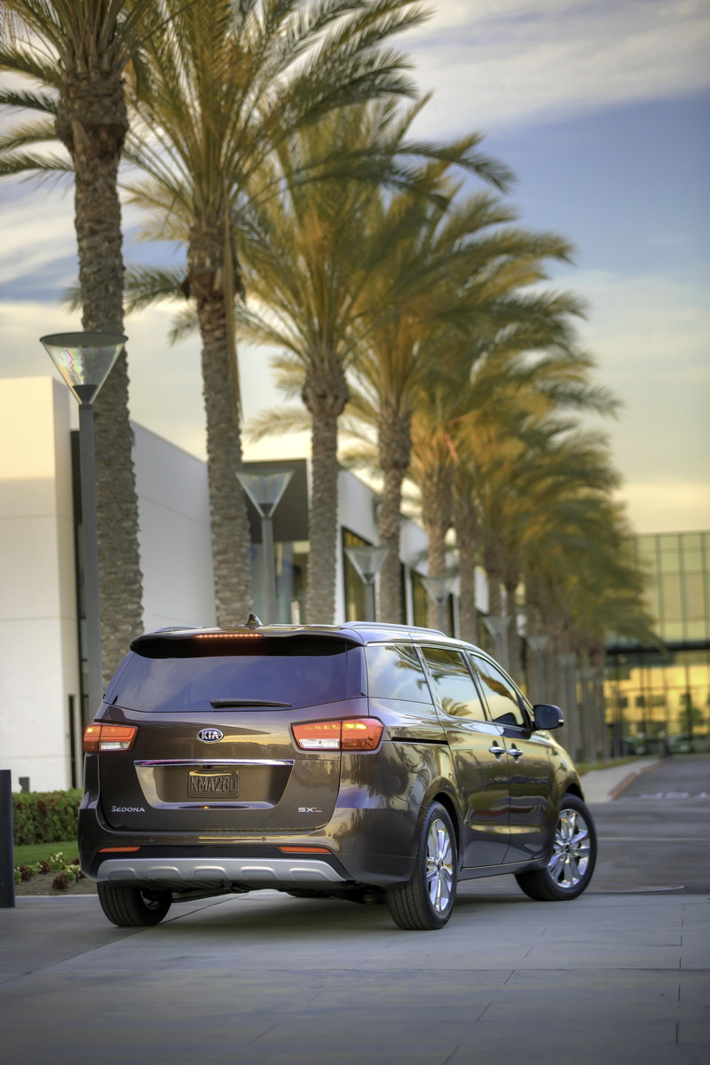 land vehicle, minivan, architecture, 2K, building exterior, sedona, street, travel, mode of transportation, motor vehicle, city, luxury, tree, tropical climate