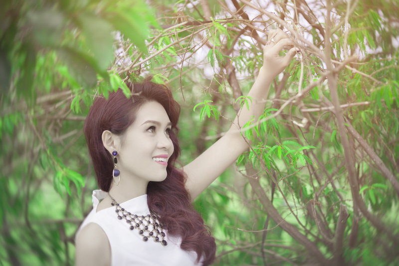 nice, young women, scrabble, asia, hair, fashion, the hat, one person, dress, foot, nice picture, plant, portrait, sunny day, lifestyles, looking, peaceful