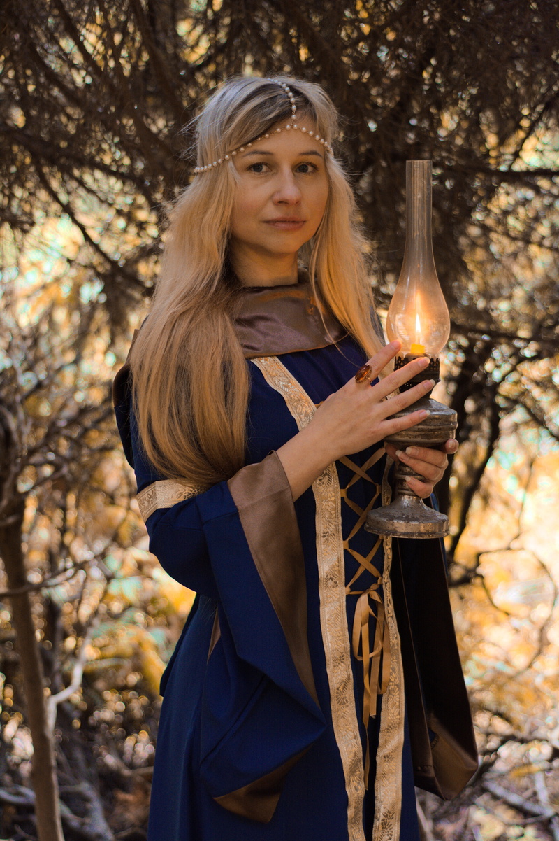 medieval way, leisure activity, lifestyles, portrait, historical, antiquity, beauty, women, blond hair, fairy, legend, magic, holding, mysteriously, young women