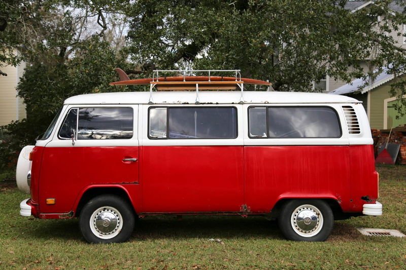 city, day, area, white color, grass, no people, parked, red, car, land vehicle, outdoors, growth, travel, mode of transportation, volkswagen, house, 720P