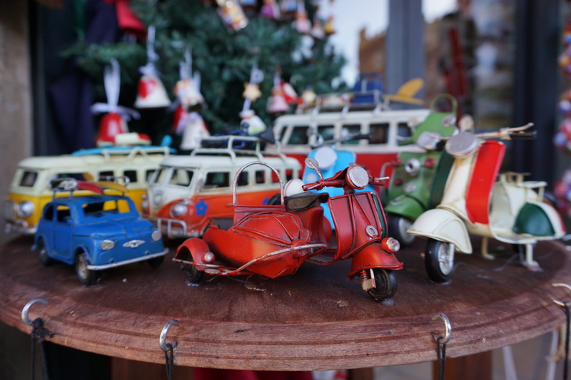 absence, still life, focus on foreground, italy, motorcycle, vespa, mode of transportation, scooter, person, spoke, large group of objects, ride along