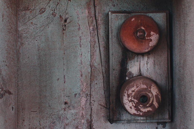 5K, weathered, deterioration, light switch, vintage, geometric shape, decay, wood - material, backgrounds, textured, safety, rusty, no people, full frame