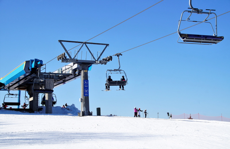 industry, cableway, construction industry, cold temperature, ski areal, the upper station, pulling out, sunny, sunlight, incidental people, blue, export