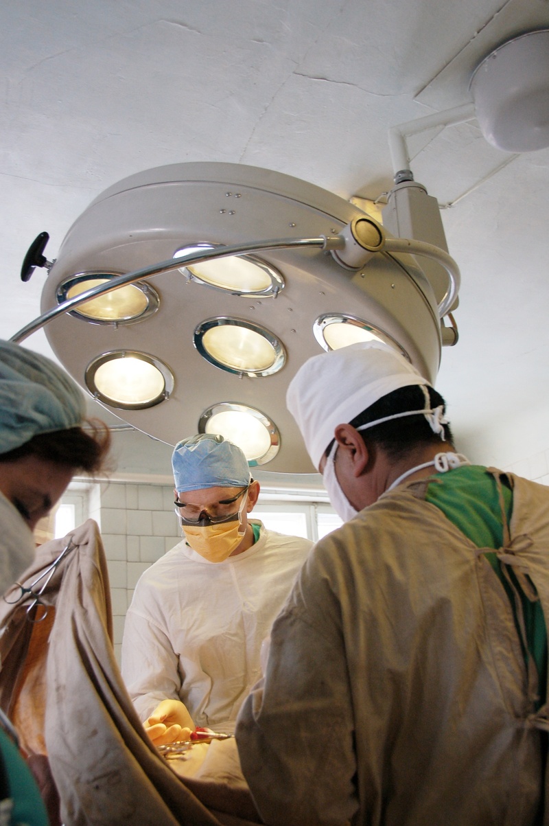 adult, medical care, nurse, table, mid adult, waist up, real people, group of people, white, operation, preparation, cap, coworker, males, doctors, headwear