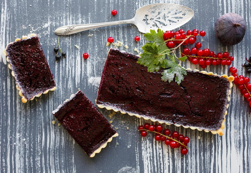 red currants, eating utensil, freshness, indoors, 1080P, sweet, fruit, chocolate, food, sweet food, healthy eating, temptation, food and drink, slice