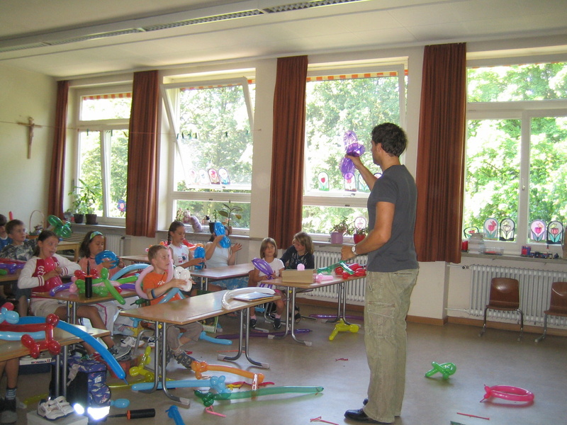 men, purple, domestic life, togetherness, males, kreativtät, casual clothing, class, wearing, teaching, neck, real people, training, ballons, crew, students