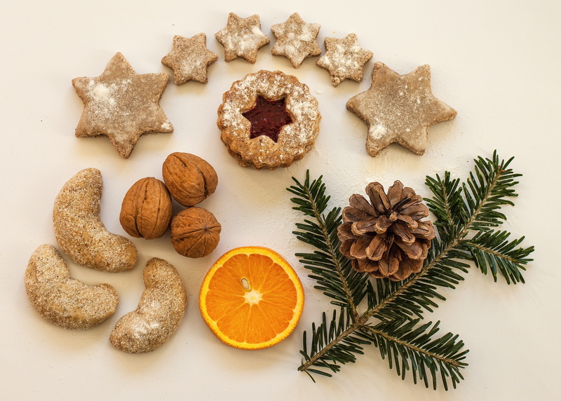 pine cones, vitamin c, studio shot, variation, fruit bowl, spice, advent, indoors, bake, nutrition, celebration, baked, no people, preparation, still life