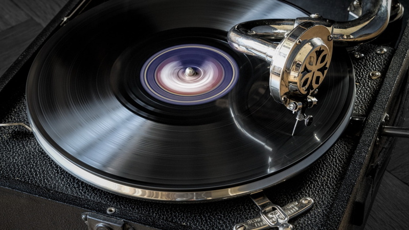 directly above, full frame, motion, indoors, vinyl, 1080P, close-up, circle, no people, audio equipment, technology, metal, equipment, black color, long exposure
