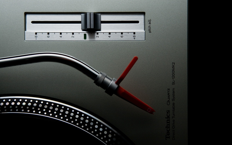 metal, communication, gray, studio shot, 2K, number, indoors, technology, no people, internet, business, vinyl, computer equipment, audio equipment, close-up