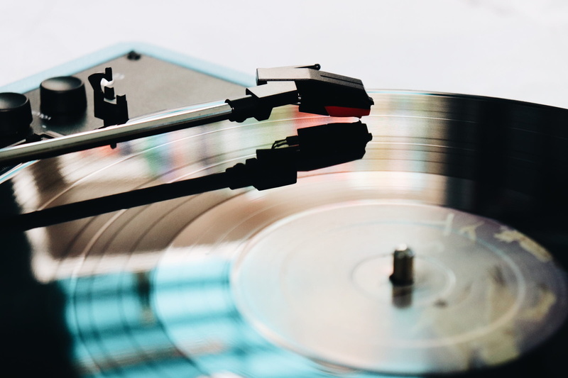 sound recording equipment, player, photo, close, close-up, photography, 1080P, selective focus, arts culture and entertainment, spinning, turntable, compact disc