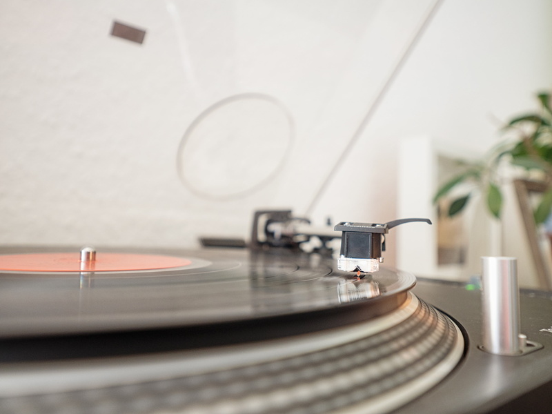 record, indoors, old-fashioned, playback device, motion, antique, technology, sound recording equipment, music, turntable, retro styled, record player