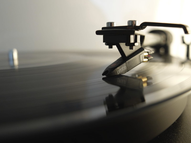 record, selective focus, phono, vinyl, technology, metal, lp, machinery, sewing machine, table, ortofon, 2K, indoors, no people, music, audio equipment