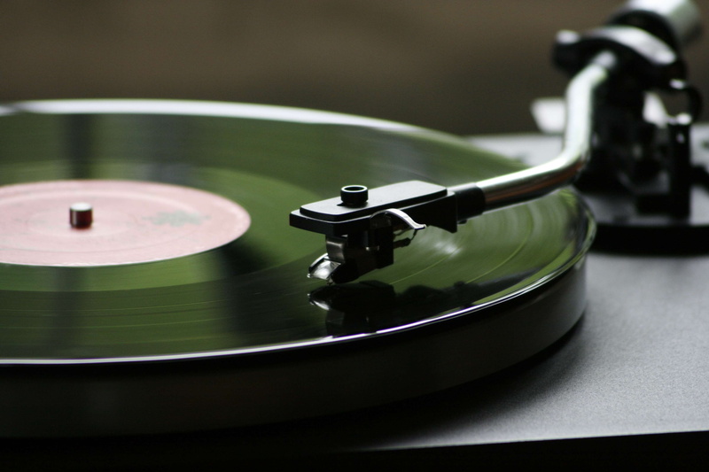 technology, studio shot, disk, no people, retro styled, indoors, record, arts culture and entertainment, nightlife, musical instrument, two objects, record player needle
