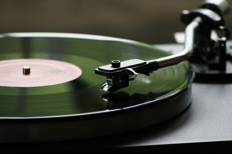 equipment, vintage, selective focus, technology, no people, music player, music, disc, retro styled, audio, indoors, sound, spinning, focus on foreground