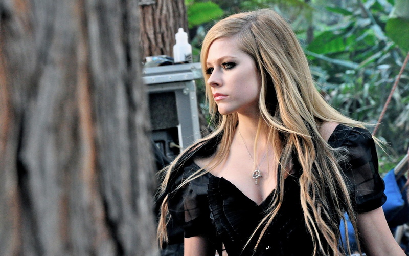 girl, 2K, lavigne, chain, avril lavigne, avril, forest, dress