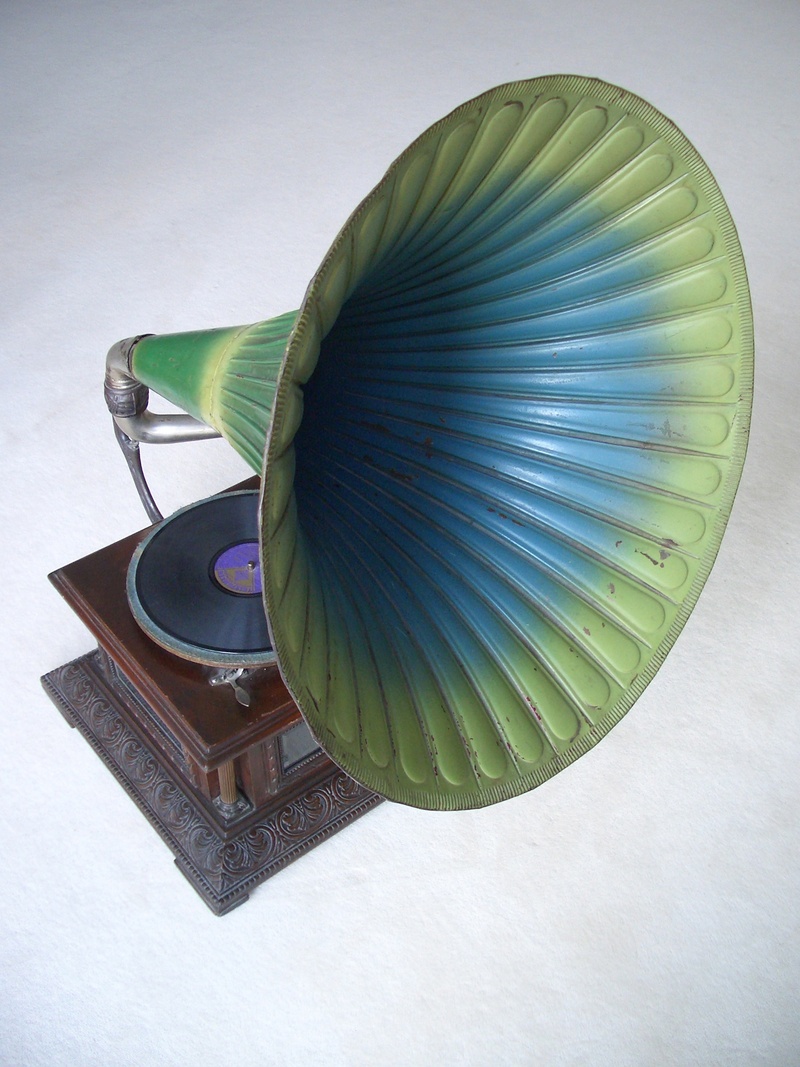 wall - building feature, sound funnel, playback device, music, metal, 1080P, close-up, gramophone, still life, wood - material, green color, high angle view