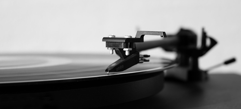 arts culture and entertainment, selective focus, indoors, pin, record player needle, equipment, photo, spinning, record, focus on foreground, 2K, gramophone