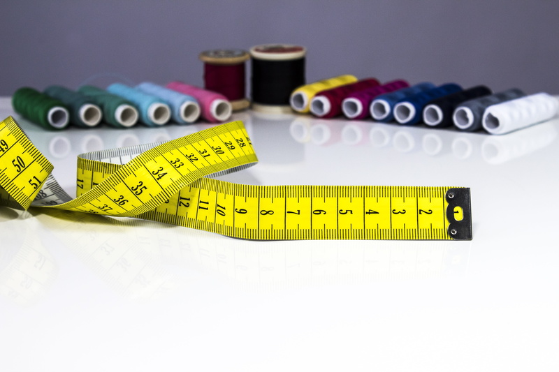5K, studio shot, western script, education, close-up, measure, handarbeiten, white background, hand labor, dieting, plastic, equipment, nähutensilien