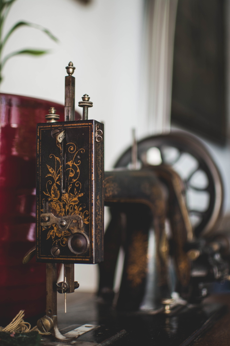 old, no people, religion, antique, ornate, sewing machine, indoors, historically, history, old sewing machine, nähutensilien, coil, focus on foreground