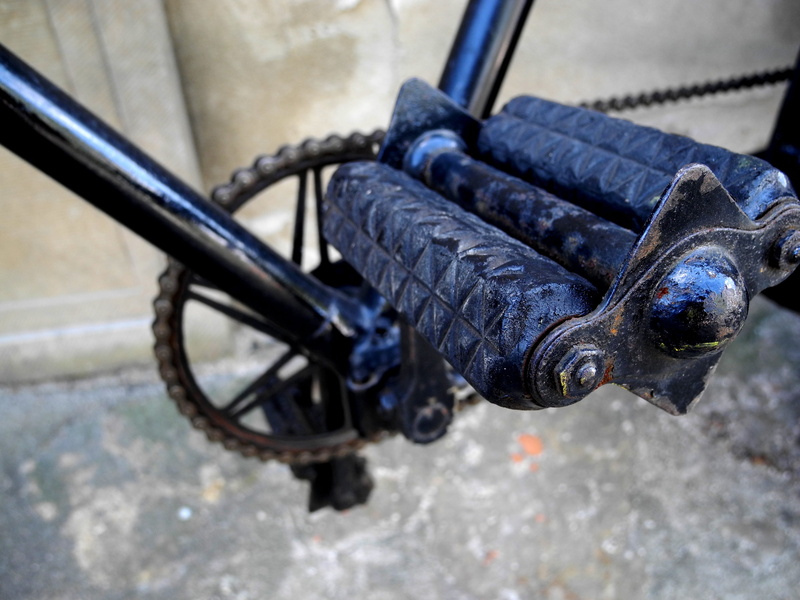 bicycle, rusty, tire, close-up, Treadle, transportation, black color, no people, Round, outdoors, Old, metal, spoke, street, high angle view, stationary