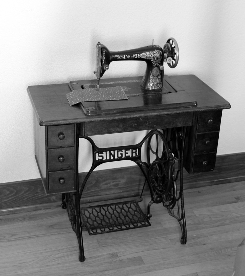 seat, Fort Reno, old, typewriter, oklahoma, Oklahoma, music, 720P, wall - building feature, photo, analog, grayscale, wood - material, machine, treadle