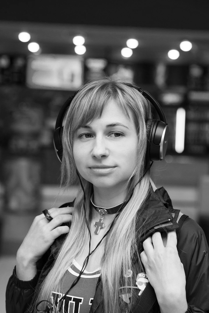 listening, focus on foreground, young women, leisure activity, real people, grown up, portrait, 1080P, standing, women, listening to music, headphones
