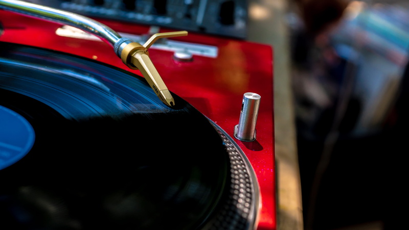 ortofon, scratch, gold, antique, city, retro styled, land vehicle, blue, metal, close-up, festival, the past, history, luxury, vinyl record, turntable