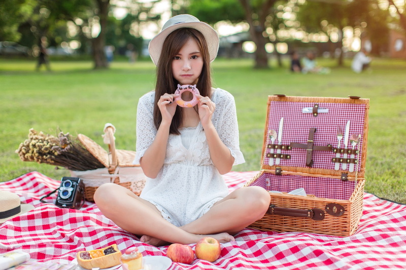 picnic, picnic blanket, food, day, outdoors, sitting, lifestyles, relaxation, Girls, brown hair, picnic basket, young adult, field, hat, food and drink