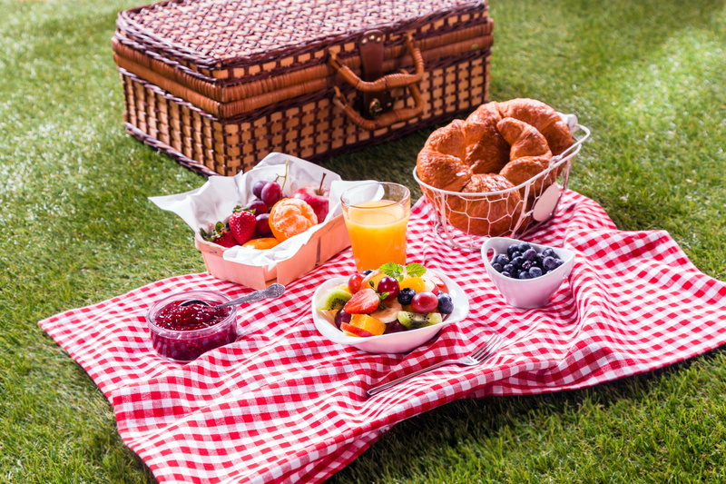 healthy eating, drink, meal, outdoors, 5K, container, plain, Apple, glass, jam, picnic blanket, field, snack, Breakfast, berry fruit, bowl, food and drink