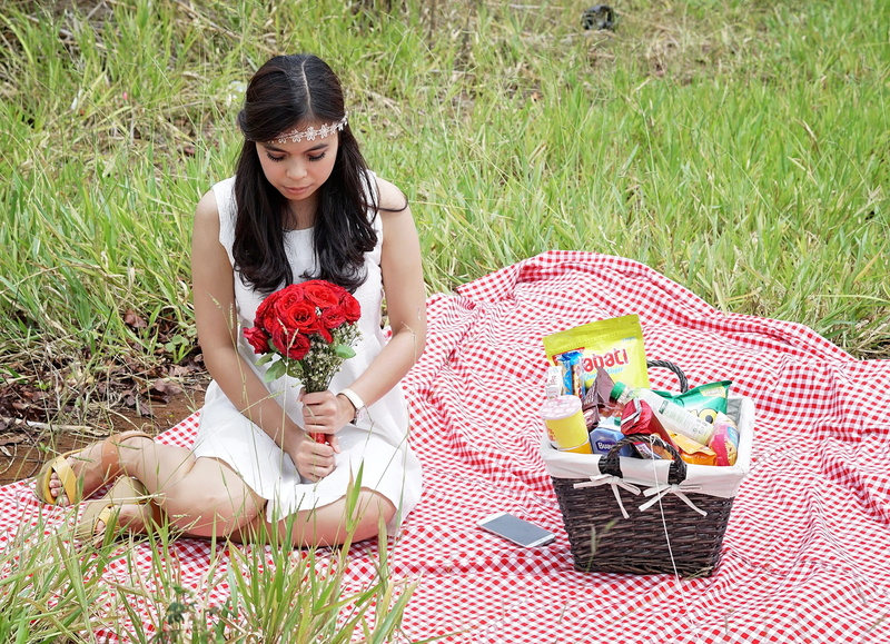 food, sitting, outdoors, emotion, plant, picnic, meal, people, 1080P, fruit, grass, casual clothing, healthy eating, hairstyle, bouquet, food and drink