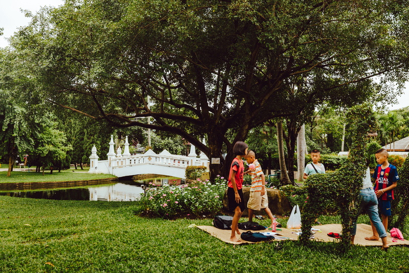 chaing mai, day, park, growth, kids in the city, real people, kids playing in park, full length, blanket, picnic, chiang mai, people, playing, green, kids playing in the city