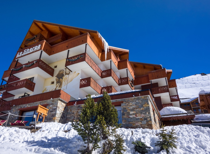 chalet, france, wood, blue, val thorens - saint martin de belleville, architecture, hotel le sherpa - val thorens, outdoors, nature, no people, clear sky