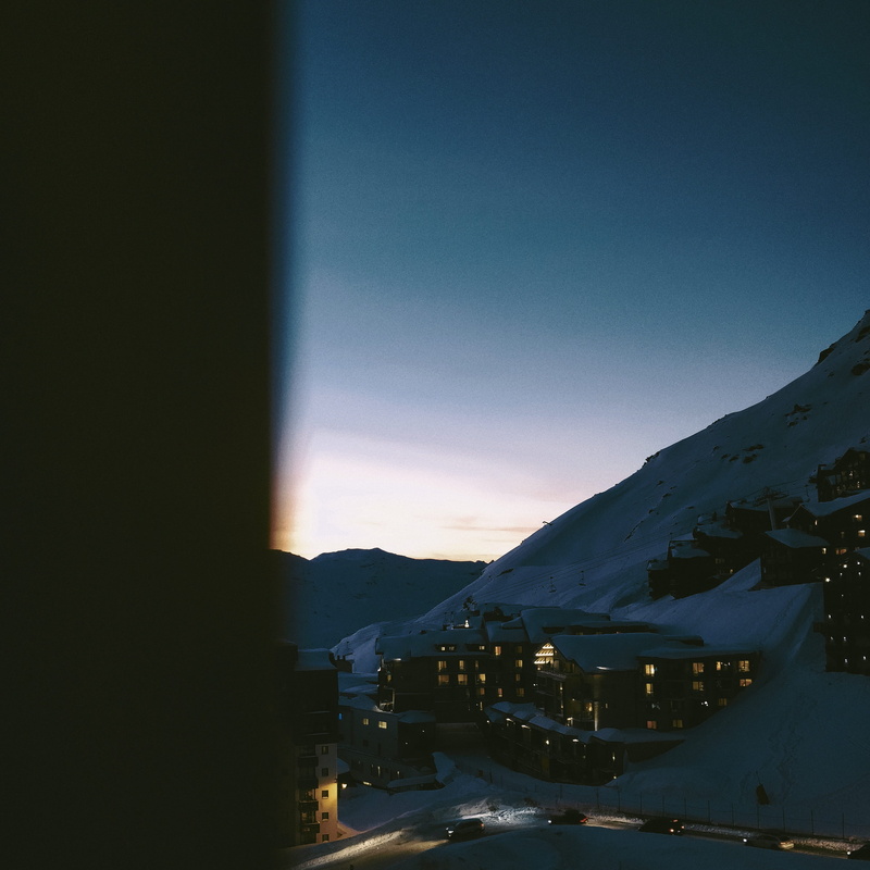 snow, val thorens, scenery, architecture, road, outdoors, wooden, asphalt, countryside, near, snowcapped mountain, brown, landscape, housing, mountain