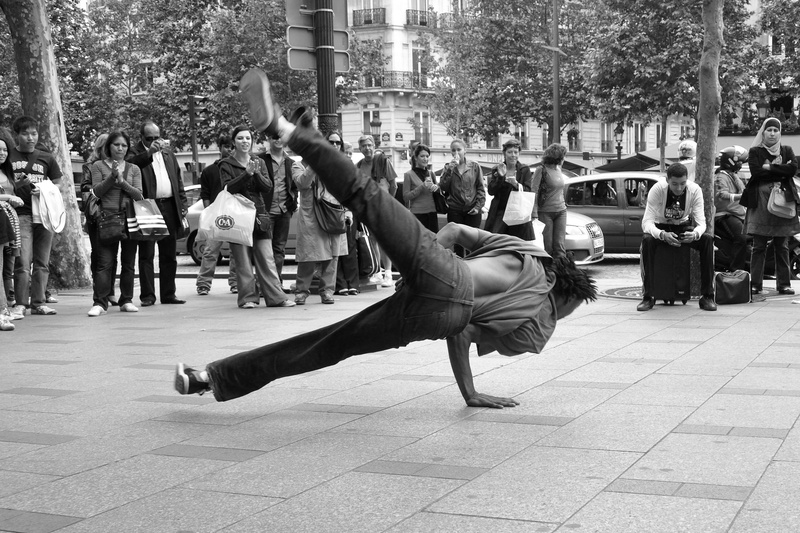 real people, bailarín, artista, skill, full length, street, dancing, building exterior, group of people, calle, crowd, incidental people, breakdance, tree