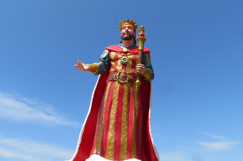 creativity, imperial, kingdom, sculpture, crown, adult, one person, day, heraldic, traditional clothing, ornate, representation, heraldry, human representation
