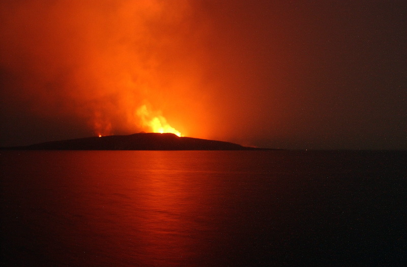 phenomenon, land, mountain, lava, 1080P, heat - temperature, sea, jabal, glowing, ocean, exploding, no people, volcano, sign, water, night, beauty in nature