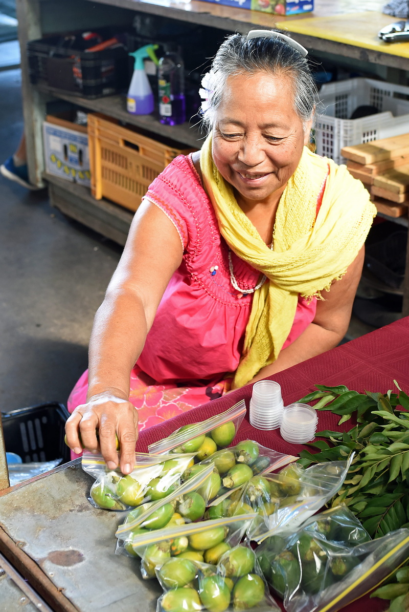 freshness, healthy eating, hairstyle, areca nut, holding, 2K, vegetable markets, australia, adult, kitchen knife, betel nut, markets, cairns markets, smiling