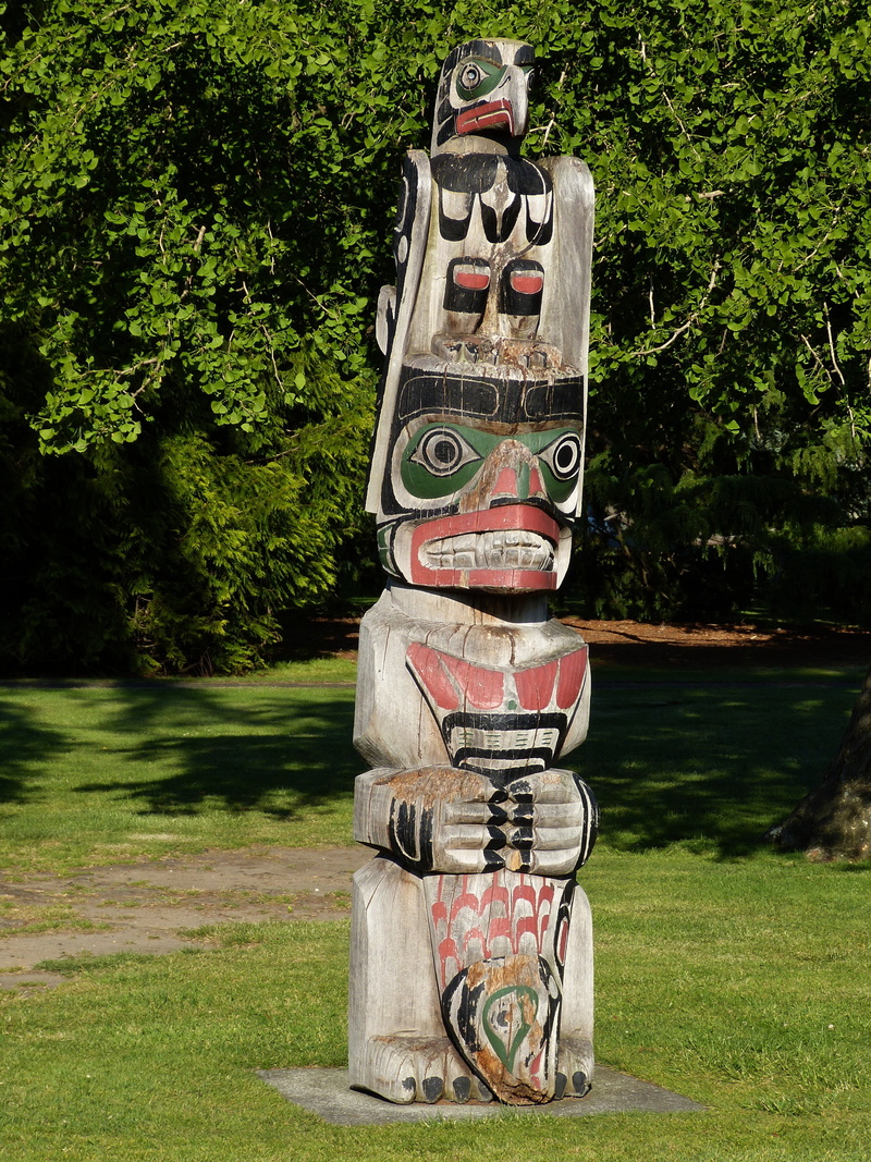 north island, face, green, craft, totem, growth, land, statue, mythology, day, outdoors, art and craft, warrior, park, human representation, man, culture