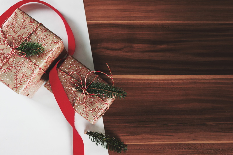 5K, christmas, background, table, still life, red, christmas decoration, close-up, holiday, decoration, laid, wooden, celebration, indoors, christmas ornament