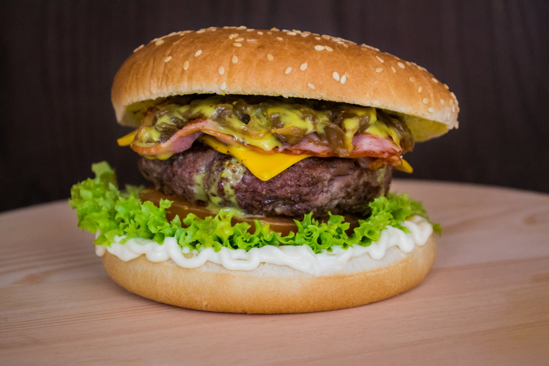 beef, tomato, healthy eating, ketchup, large, onion, no People, speed, hamburger, fast Food, ready-to-eat, table, cheeseburger, grilled, studio shot, barbecue