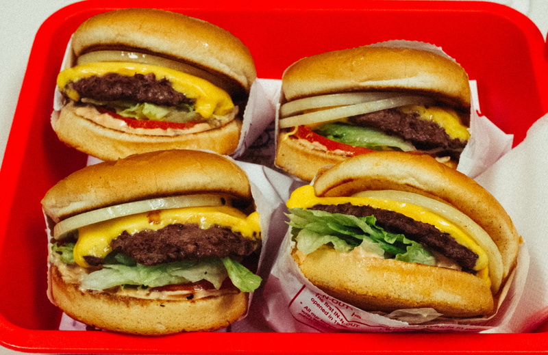 bread, cheeseburger, 4K, basket, four, fast food, lunch box, unhealthy eating, patties, meat, bun, indoors, freshness, close-up, hamburger, sandwich, food and drink