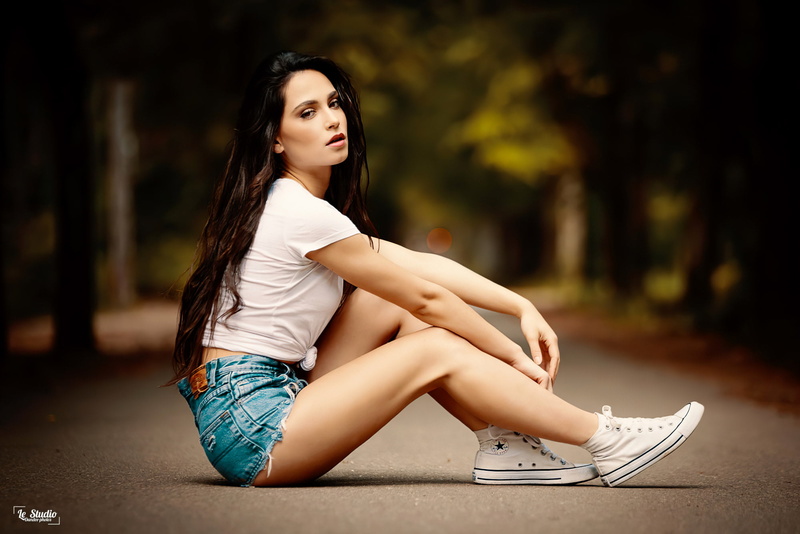 jean shorts, Converse, trees, tiptoe, sitting, women outdoors, women, long hair, 1080P