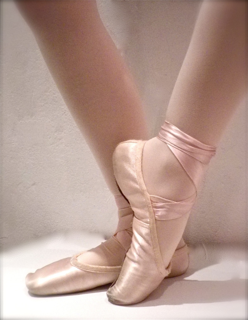 shoes, one person, human body part, tiptoe, human foot, real people, shoe, ballet, wearing, ballet studio, skill, close-up, low section, dancers, body part
