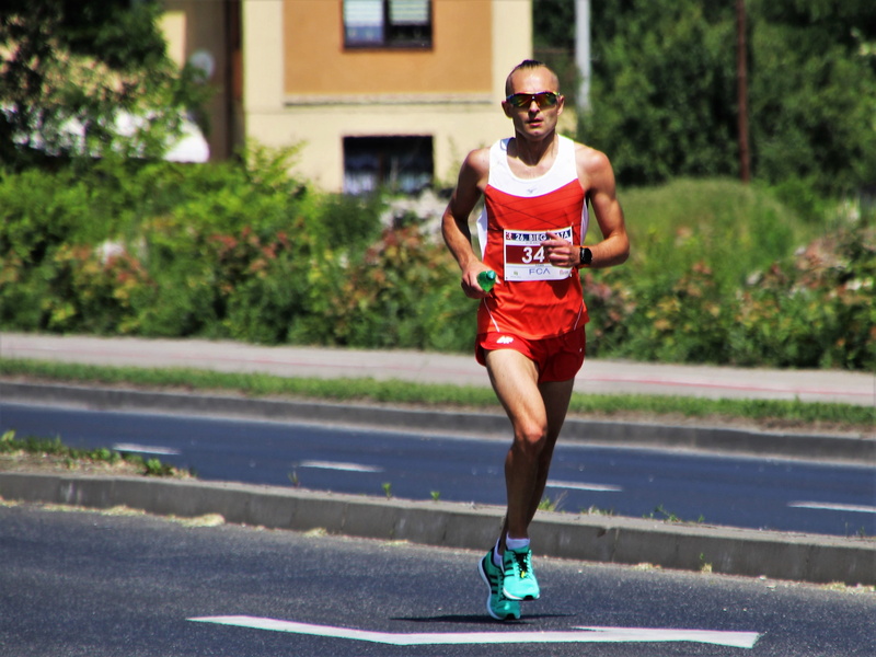 asphalt, traffic, sports, sport, fashion, sunglasses, jogging, route, people, one person, glasses, player, day, casual clothing, lifestyles, young adult