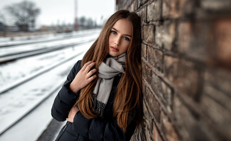 1080P, women, makeup, looking at viewer, black clothing, snow, make up, long hair, coats, closeup, jacket, red lipstick, Black clothes, brunette, straight hair