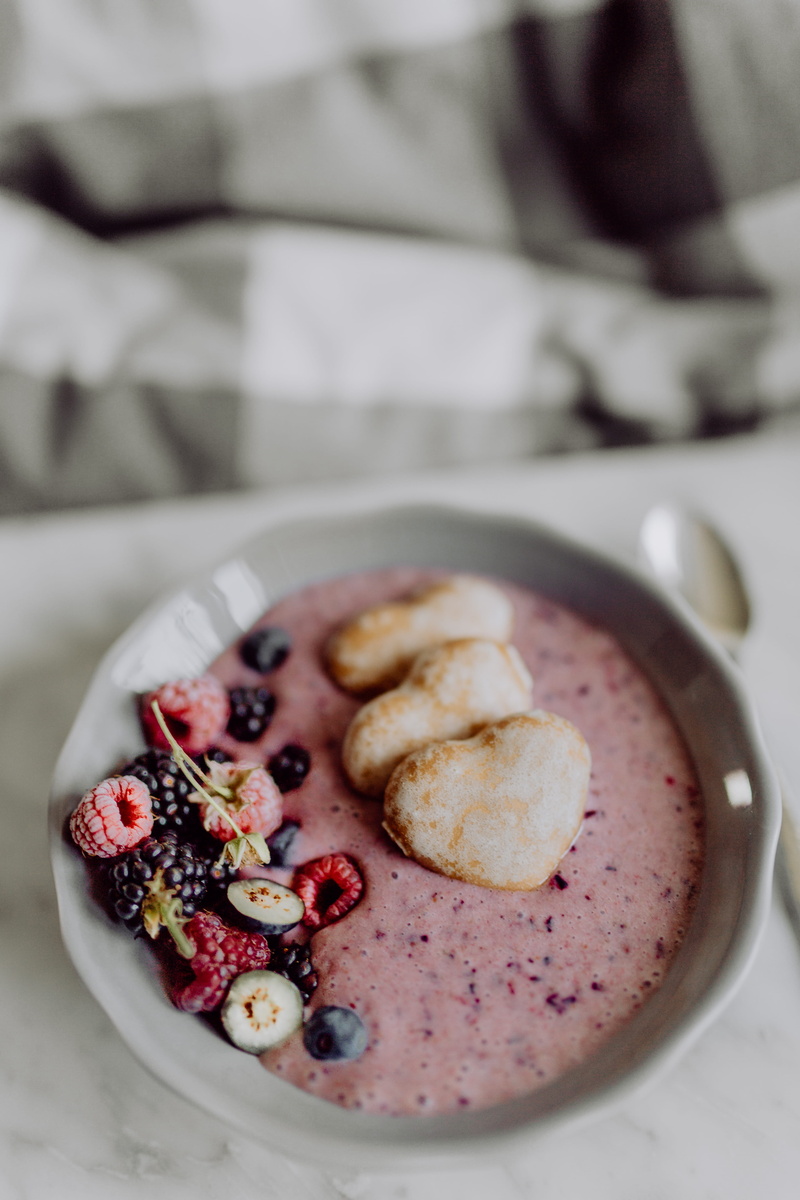 sweet food, freshness, gingerbread, indulgence, fruits, dessert, raspberries, breakfast, berry fruit, food and drink, still life, bowl, focus on foreground