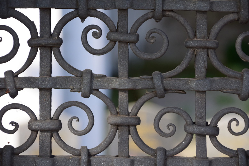 focus on foreground, security, gate, steel grid, exclusion, close-up, curlicue, fence, no people, spiral, Grid, day, wrought iron, safety, Art, old town