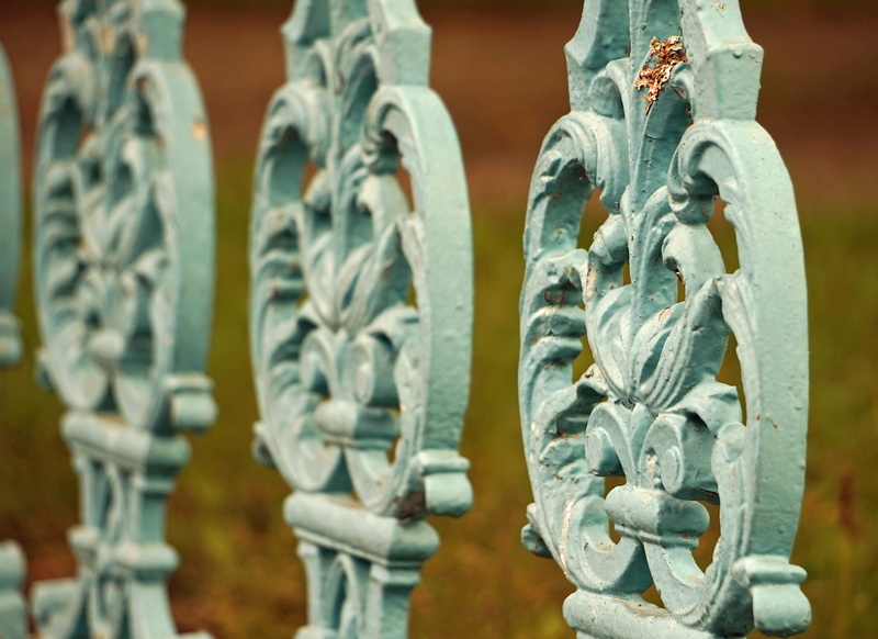 pattern, 2K, in a row, close-up, day, artfully, ornate, metal fence, creativity, verschnörkelt, human representation, no people, focus on foreground, outdoors