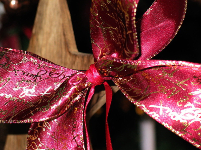 loop, close-up, selective focus, christmas eve, growth, no people, christmas bauble, give away, decoration, homemade, greeting card, nature, birthday, packaging