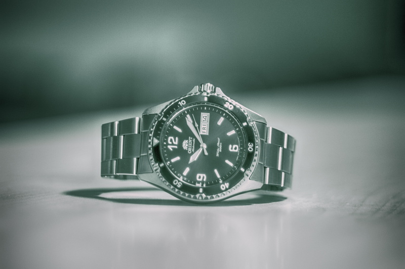 wristwatch, dial, number, no people, accuracy, copy space, gray, indoors, green color, mens watch, 5K, hour s, wealth, gray background, studio shot, clock